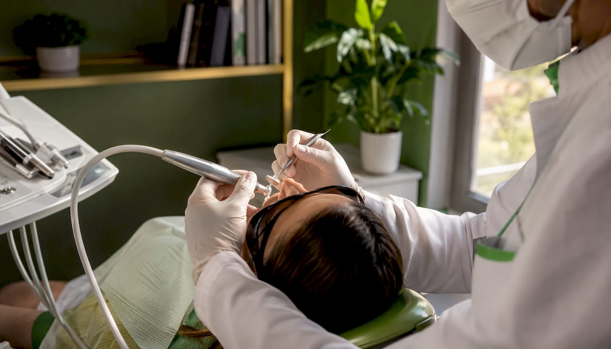 Curățarea dinților cu ultrasunete efectuată de medicul dentist