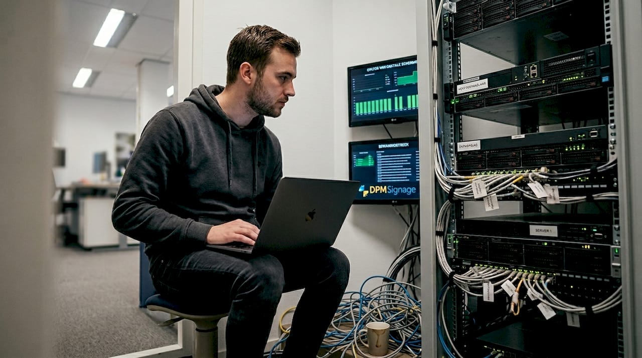 Bij een storing neemt de IT-afdeling het beheer van het signage systeem op zich.