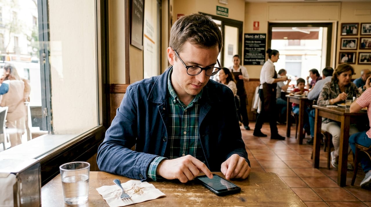 Cliente consultando el menú del restaurante desde su smartphone