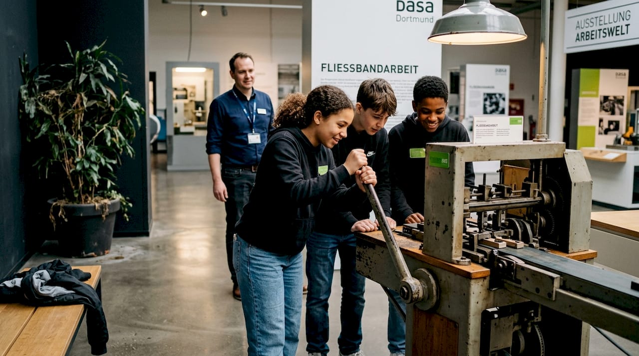 Schülerinnen und Schüler entdecken moderne Technik in der DASA Dortmund
