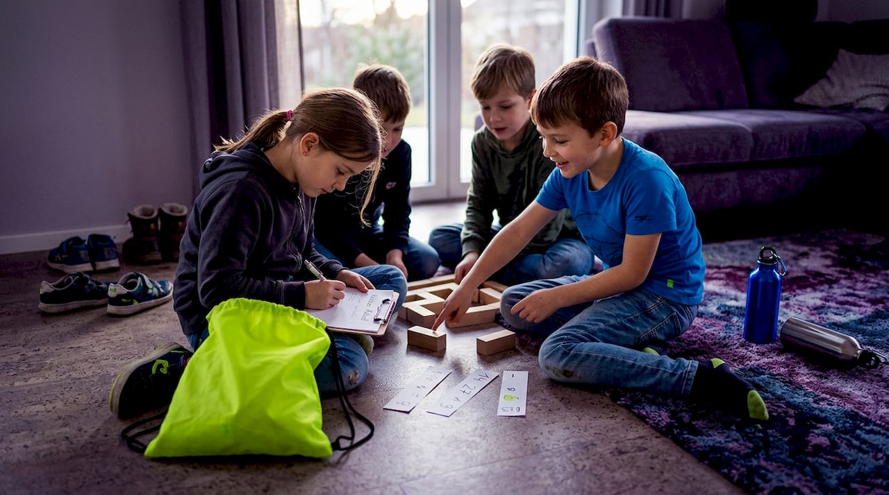Gemeinsam tüfteln die Kinder an einem kniffligen Rätsel und versuchen, die Lösung zu finden.