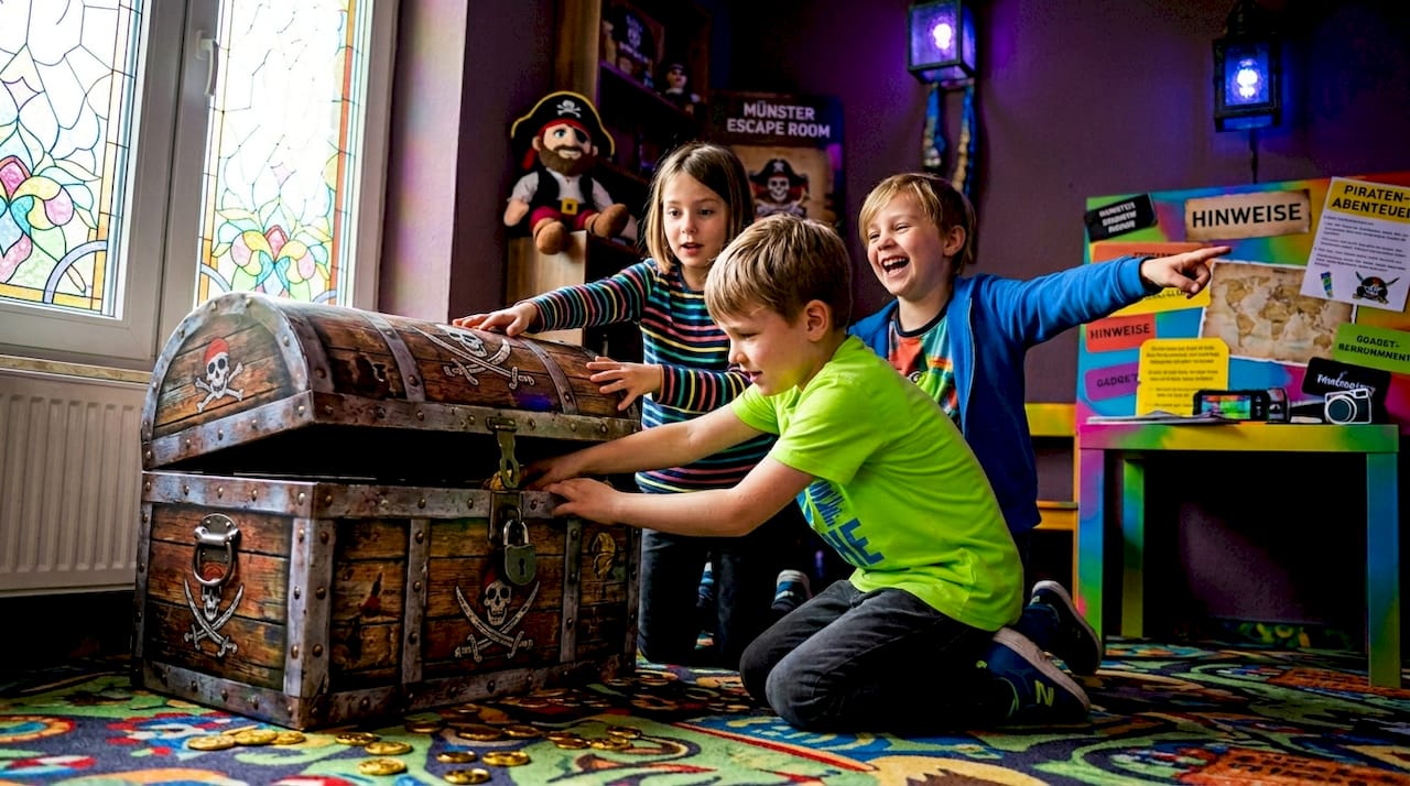 Kinder begeben sich im Piraten-Escape-Room auf Schatzsuche und lösen gemeinsam spannende Rätsel.