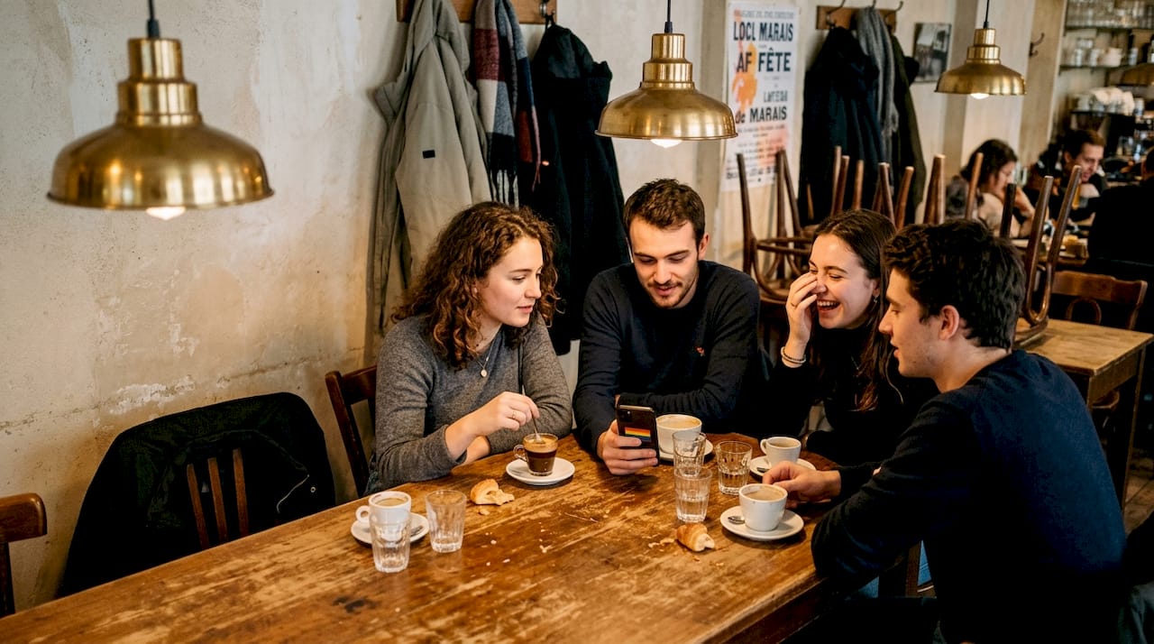 Ambiance chaleureuse et inclusive lors d’une soirée LGBT dans un café typiquement parisien