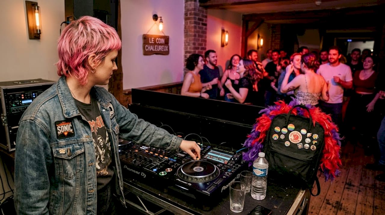 Une DJ queer met l’ambiance lors d’une soirée inclusive au cœur de Paris.