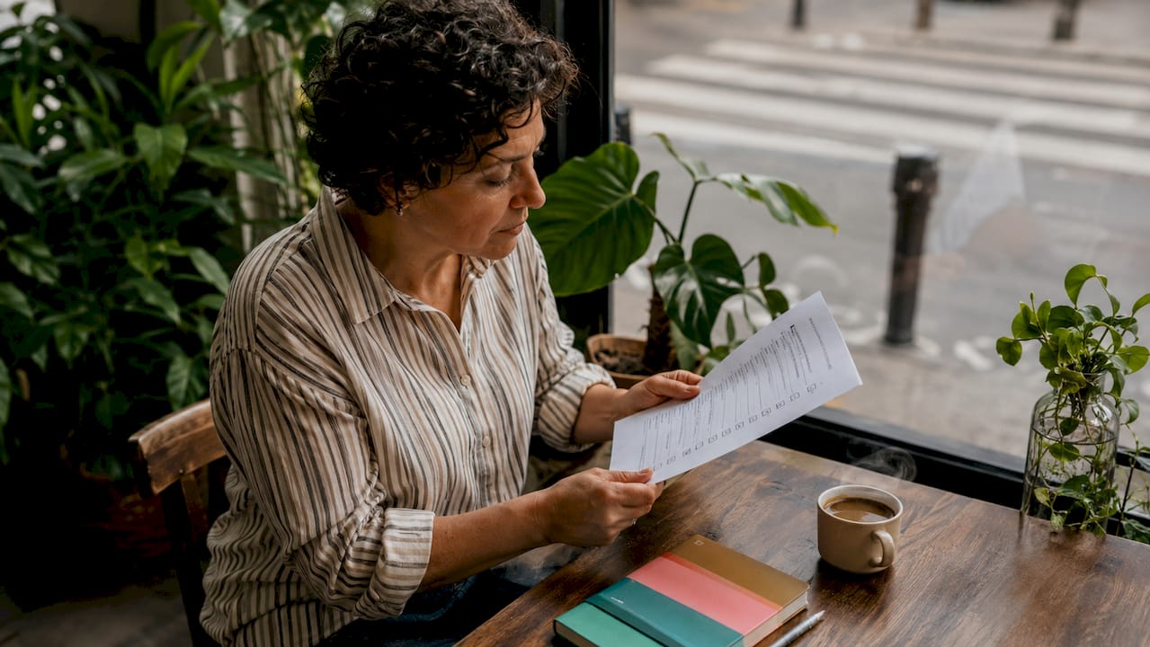 Dans un bureau, une femme passe en revue une liste de contrôle pour s’assurer que tout est bien accessible.