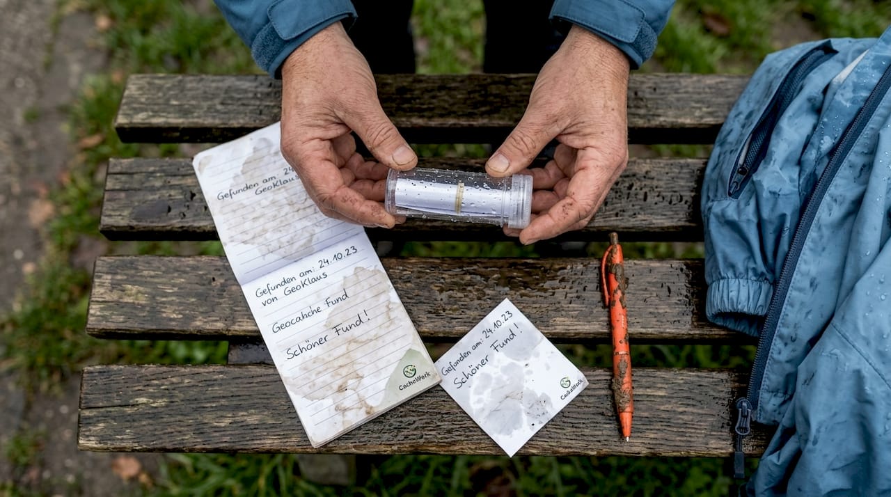 Feuchtes Logbuch und nasser PETling auf der Parkbank entdeckt.
