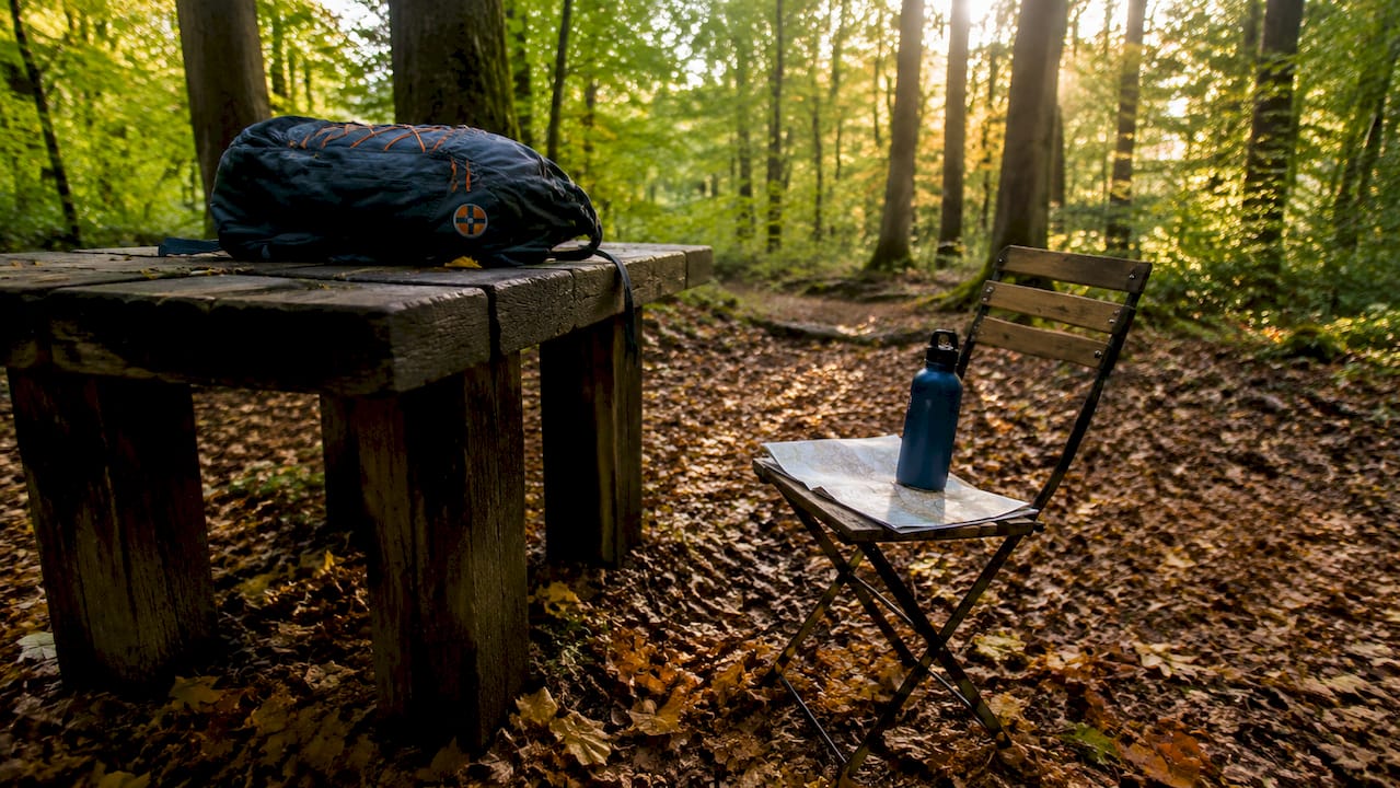 Kleiner Rückzugsort mit Sitzbank im Park