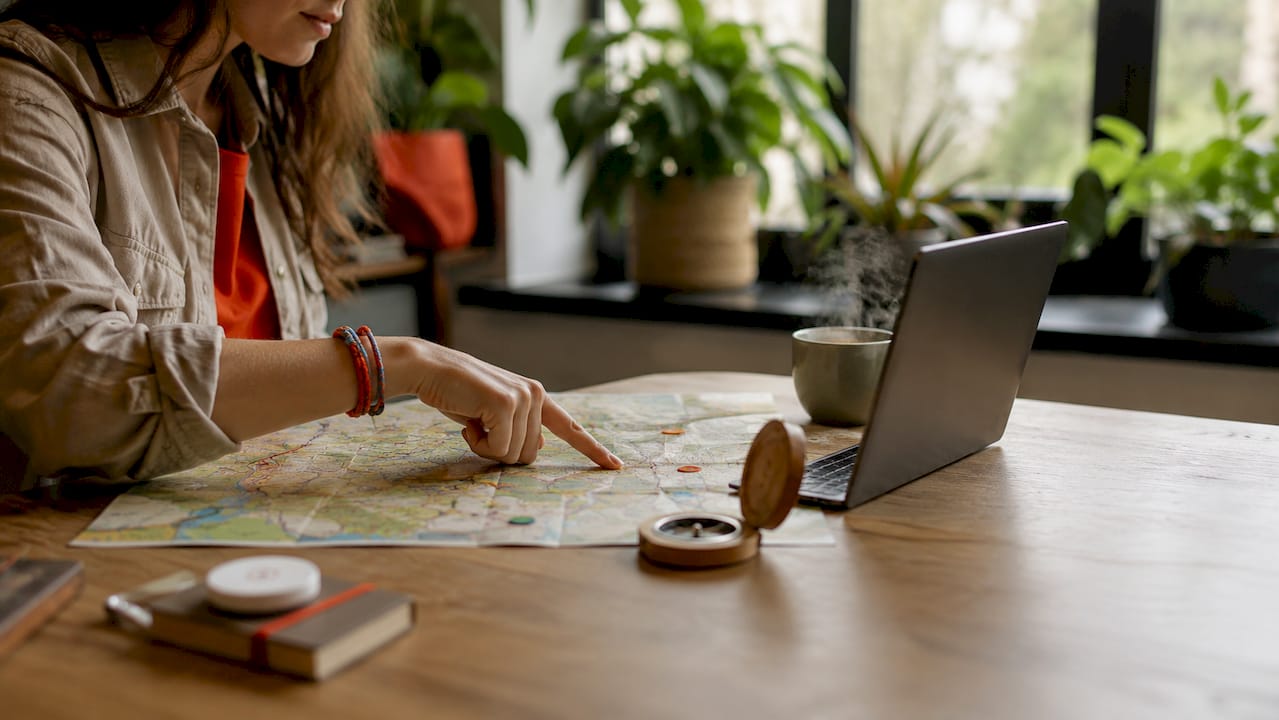 Eine Landkarte mit eingezeichneten Geocaching-Stationen liegt auf dem Tisch.