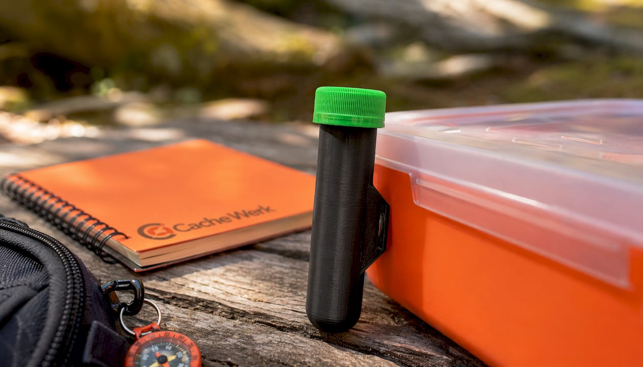 Geocaching PETling mit Magnethalter – Tarn- & Signalfarben | CacheWerk
