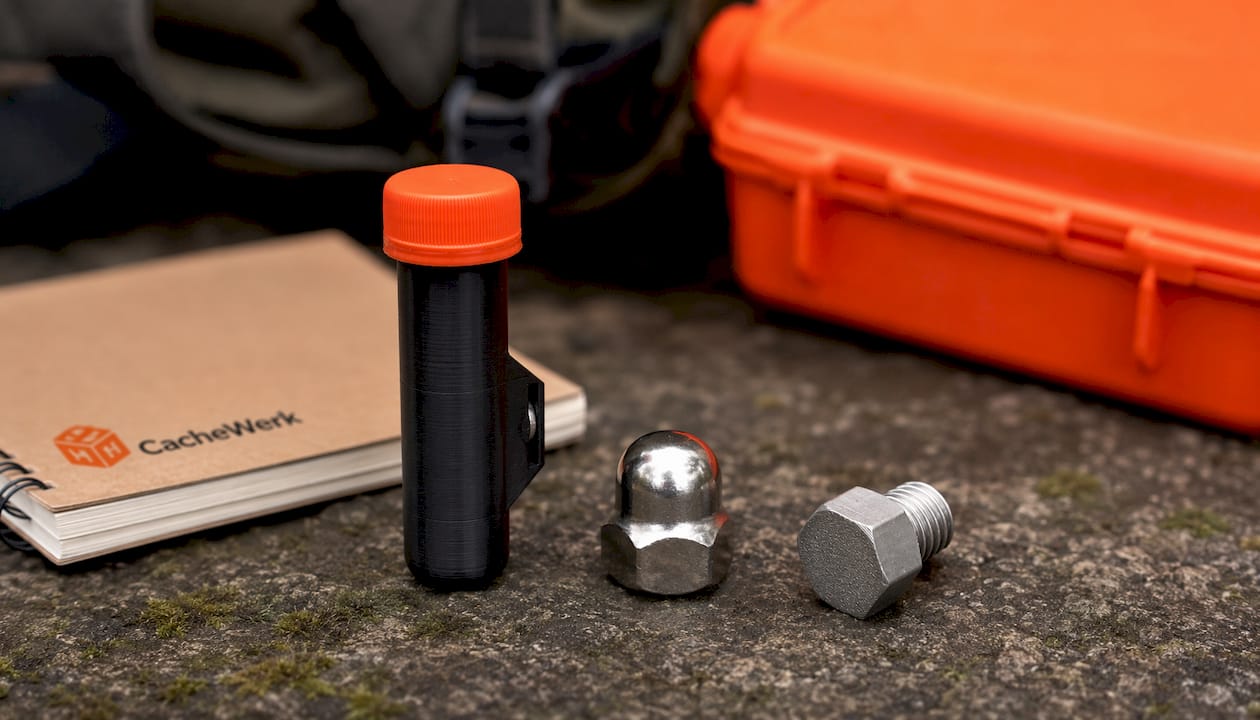 Geocaching PETling mit Magnethalter – Tarn- & Signalfarben | CacheWerk