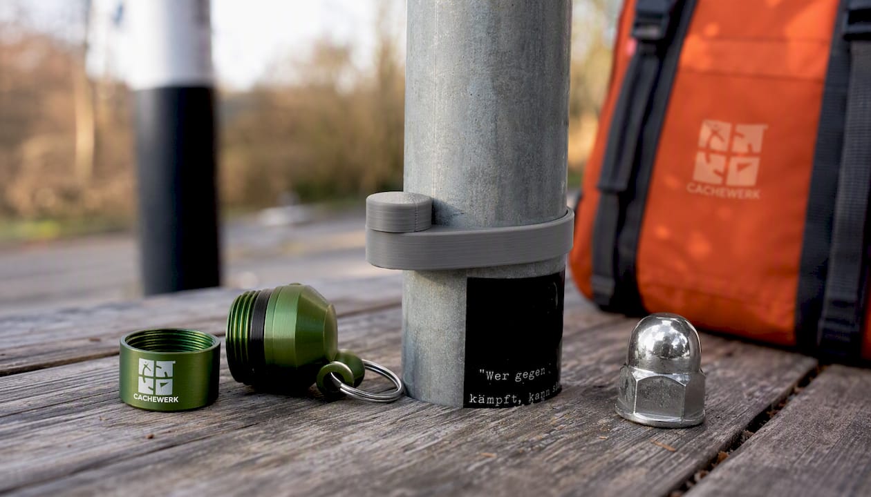 Geocaching Hanging Nano – Army Green | Winziger, wasserdichter Cache mit Aufhängeöse