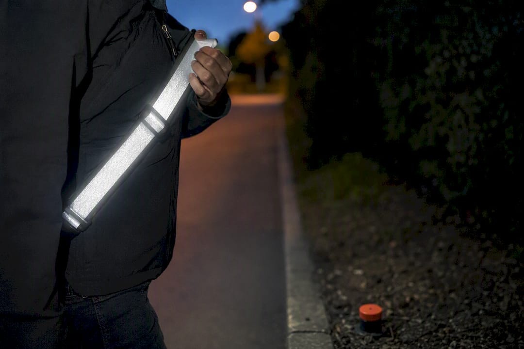 Reflektor an der Tasche bei nächtlicher Cachesuche
