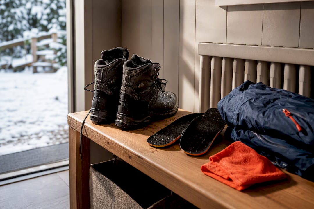Nasse Wanderschuhe trocknen nach einer Winterwanderung