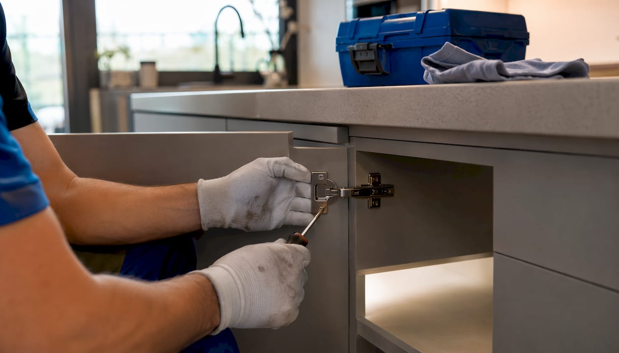 Adjusting soft-close cabinet hinge