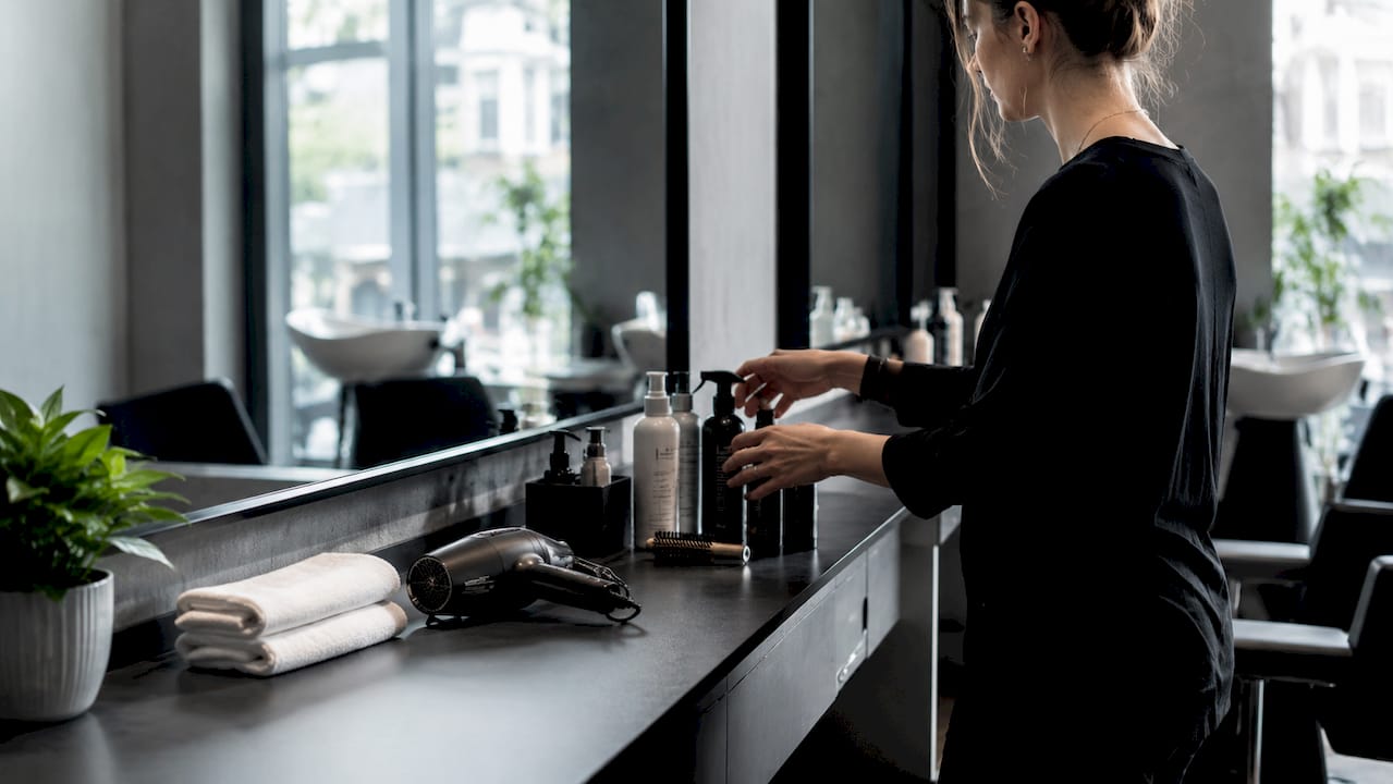 Ordentlich eingerichteter Friseurplatz mit sauber bereitgestellten Styling-Tools und Produkten