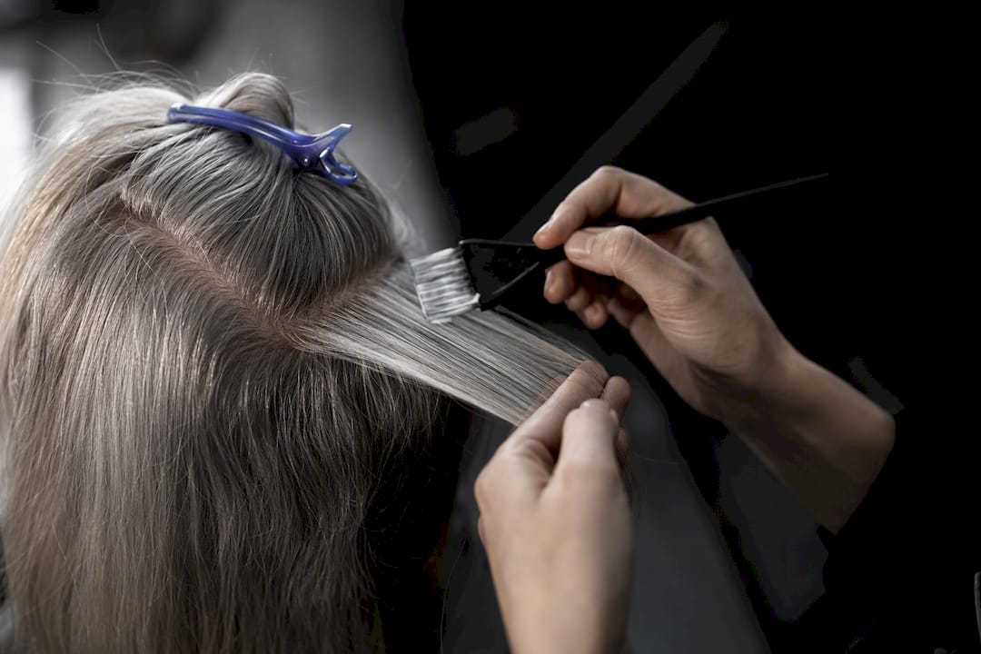 Feine graue Strähnchen für ein sanftes Grey-Blending im Haar
