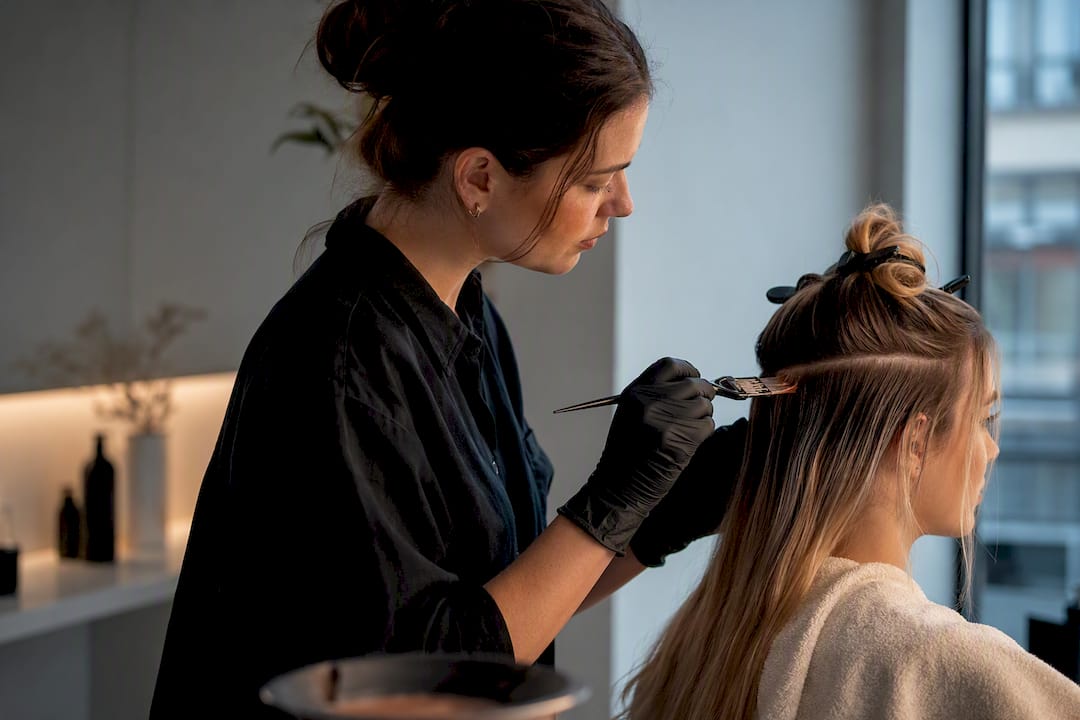 Vorpigmentierung bei blondiertem Haar im Salon