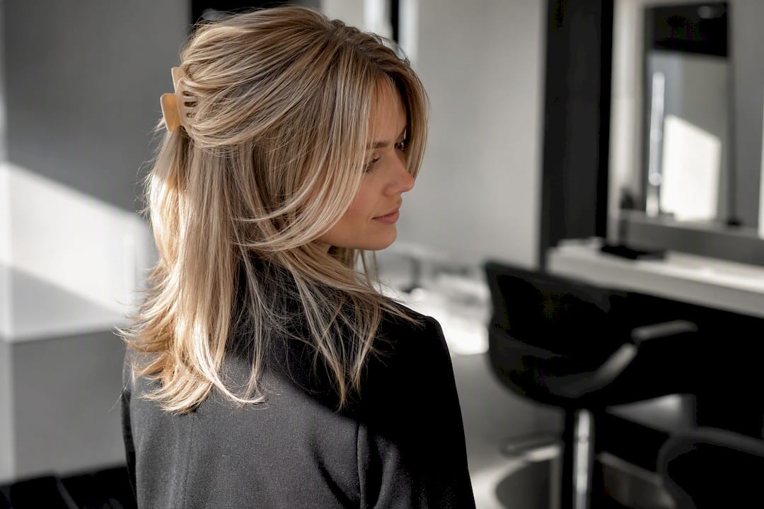 Moderne Frau mit sanft gestuften Haaren
