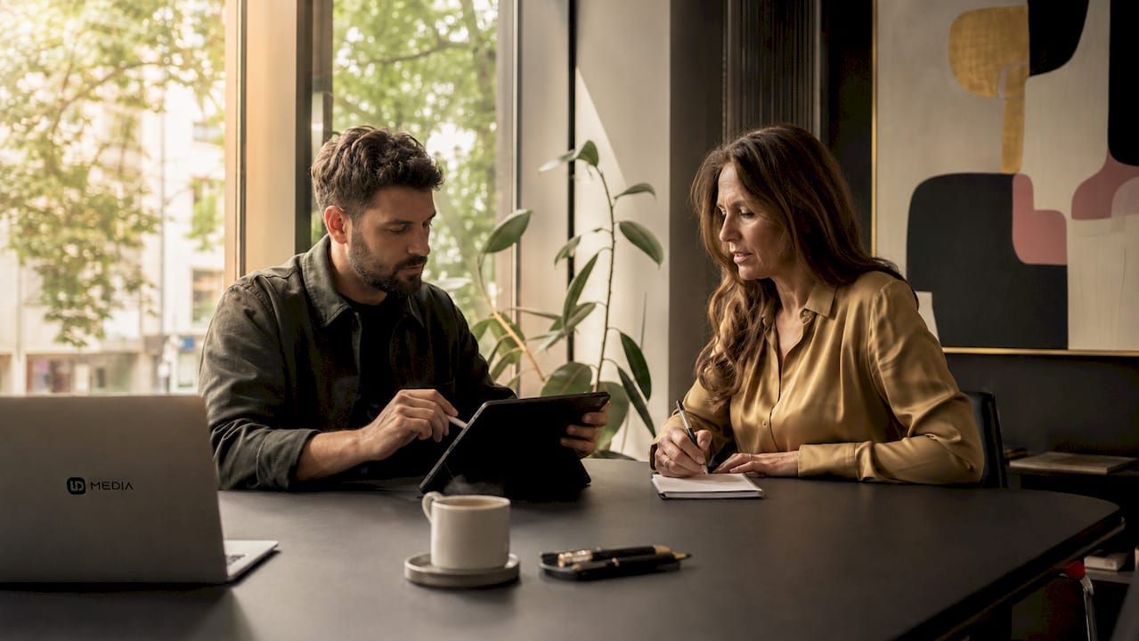 Im Büro plant das Team gemeinsam die Strategie für keywordbasierten Content.