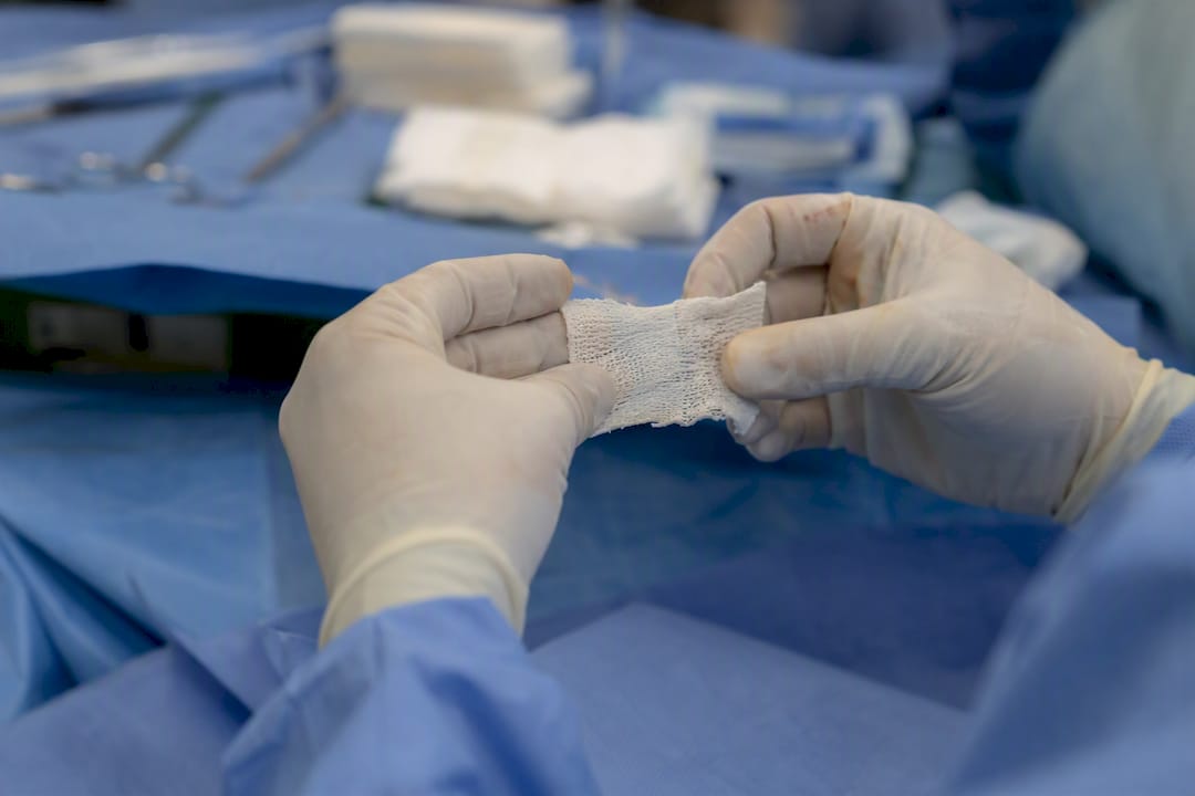 Le mani di un chirurgo mostrano un innesto biologico per la spalla, pronto per l’intervento.