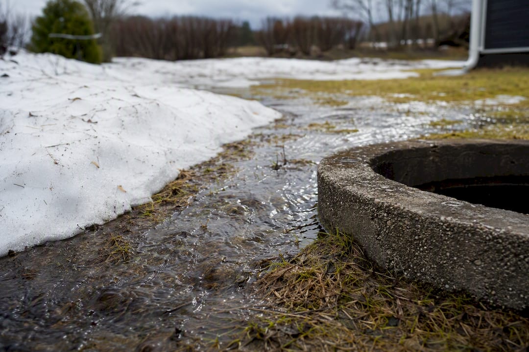 Smältvattnet rinner mot brunnen på våren