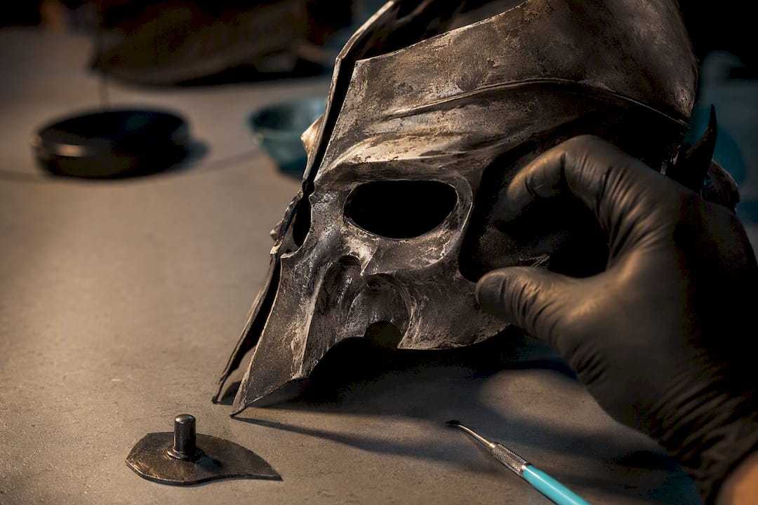 Armor faceplate forming a skull-like shadow