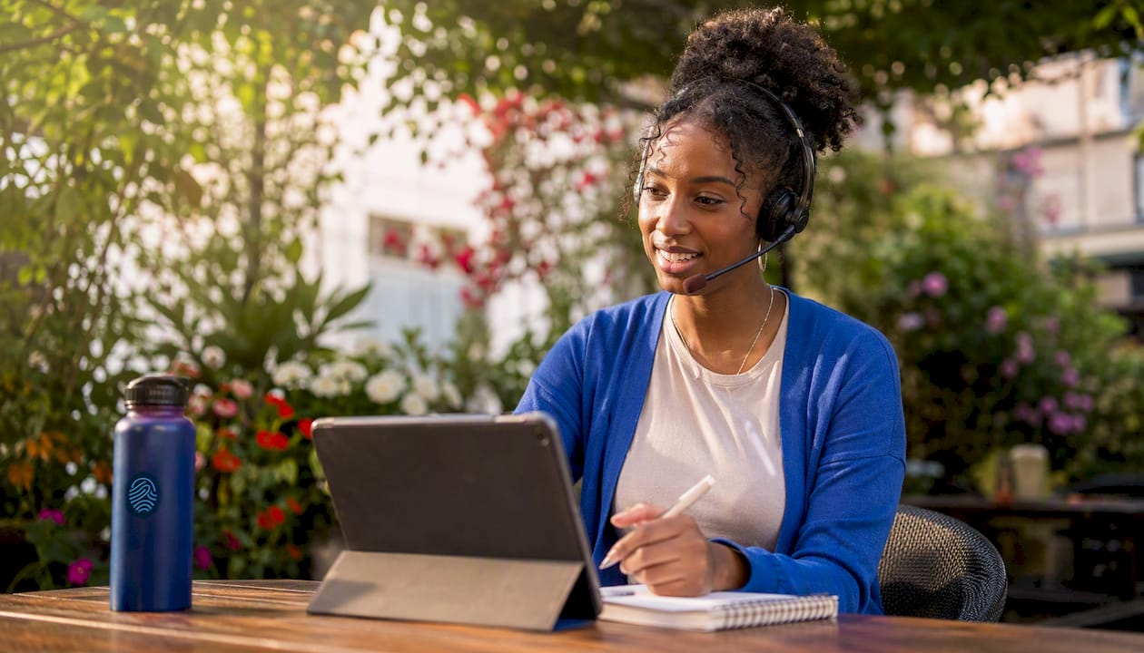 Support agent assisting blogger with hosting