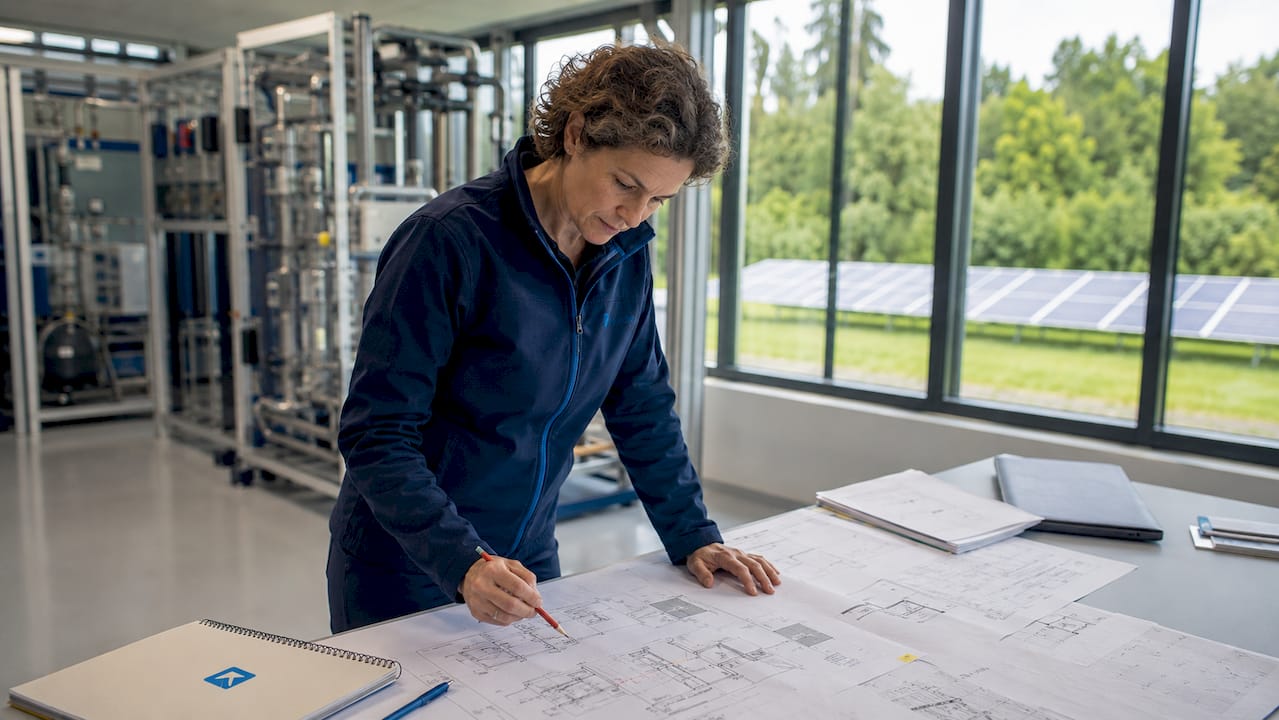 Ein Ingenieur überprüft die Steuerungseinheiten einer Power-to-Heat-Anlage.
