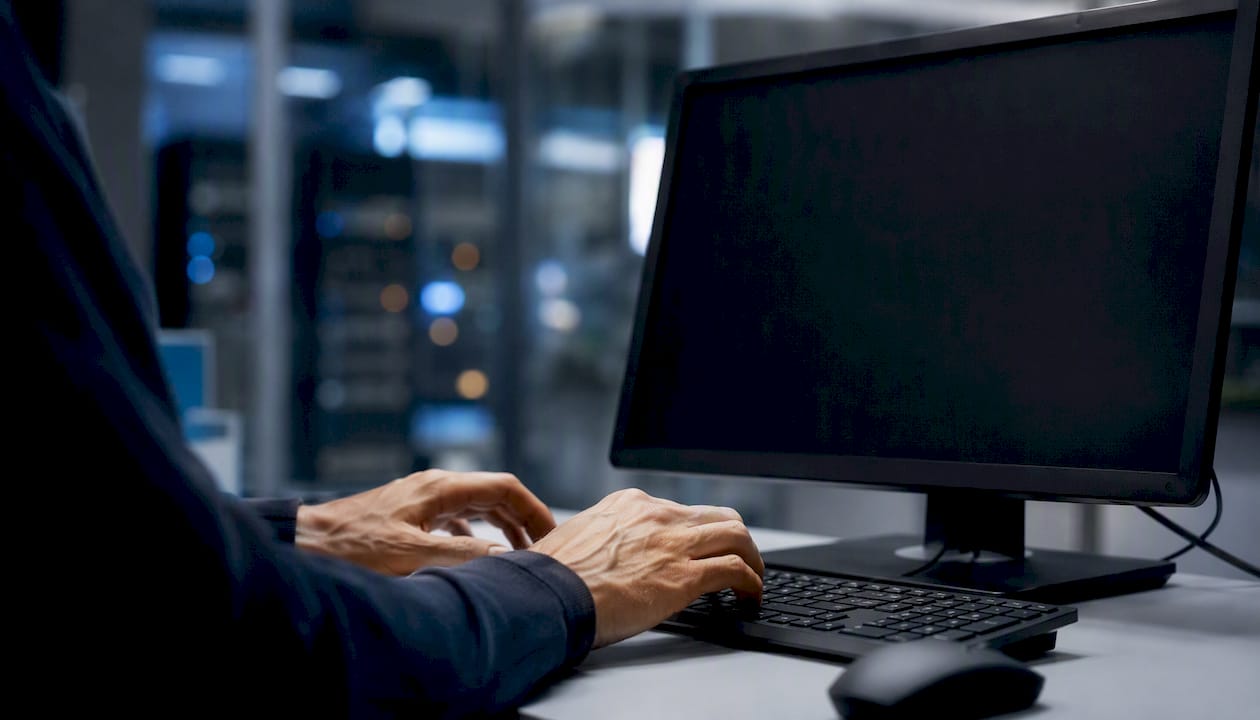 Ein IT-Spezialist sorgt für die reibungslose Integration technischer Systeme im Rahmen des Nachhaltigkeitsberichts.