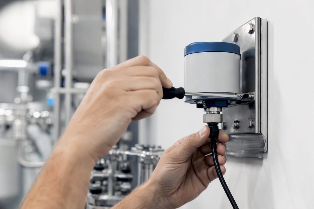Hände kalibrieren Energiemesssensor