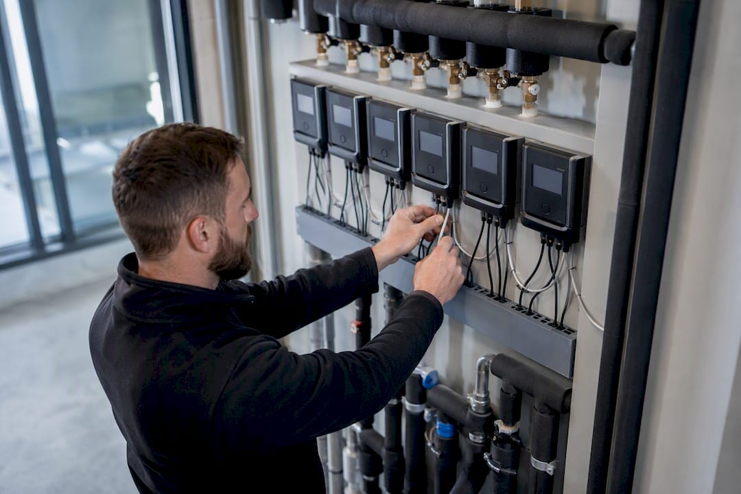 Techniker verbindet Energiesensoren im Kontrollraum