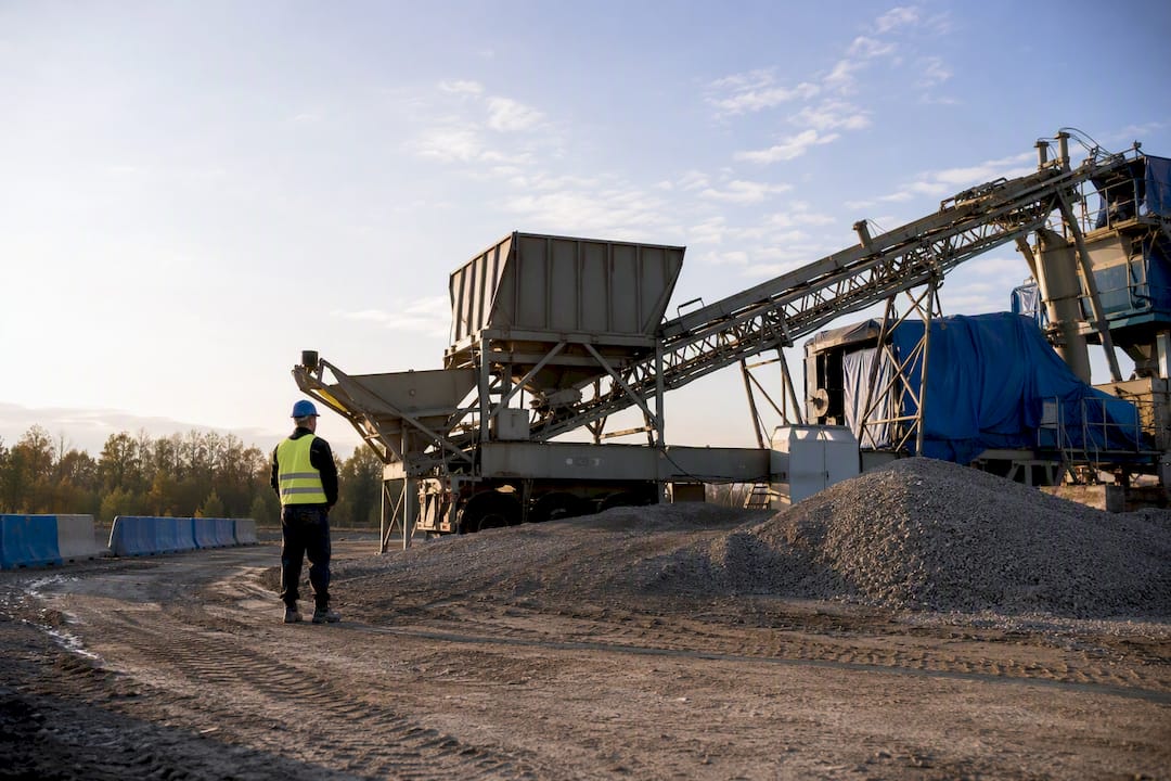 Mobile Betonmischanlage auf einer großen Baustelle