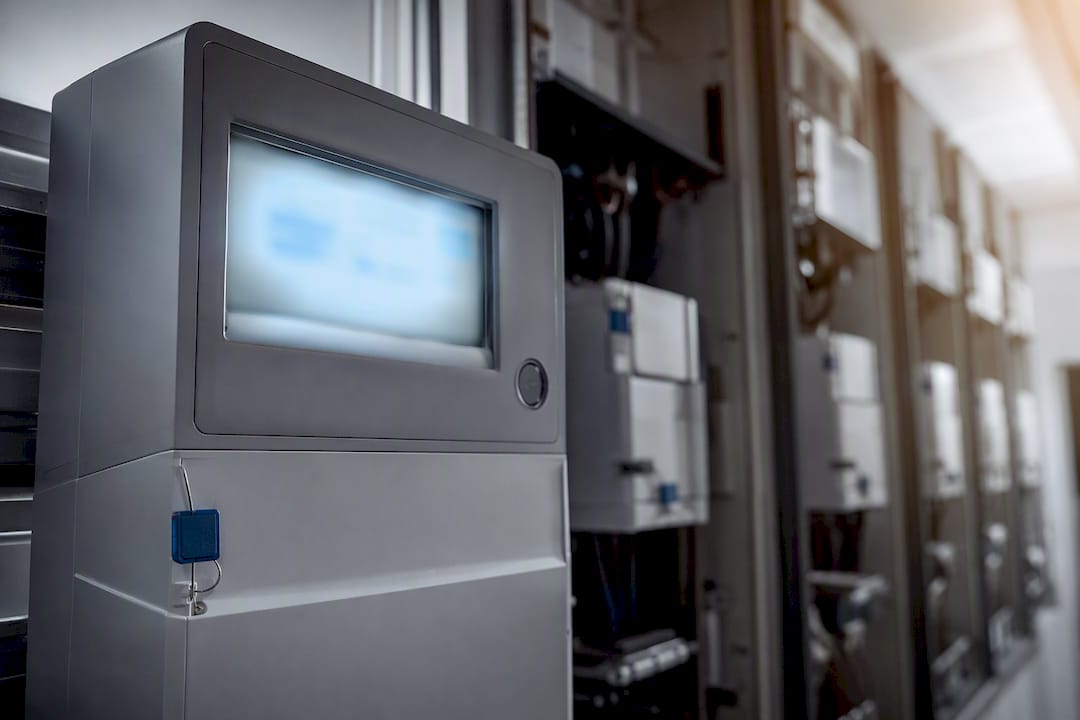 Digitaler Stromzähler im gewerblichen Messraum