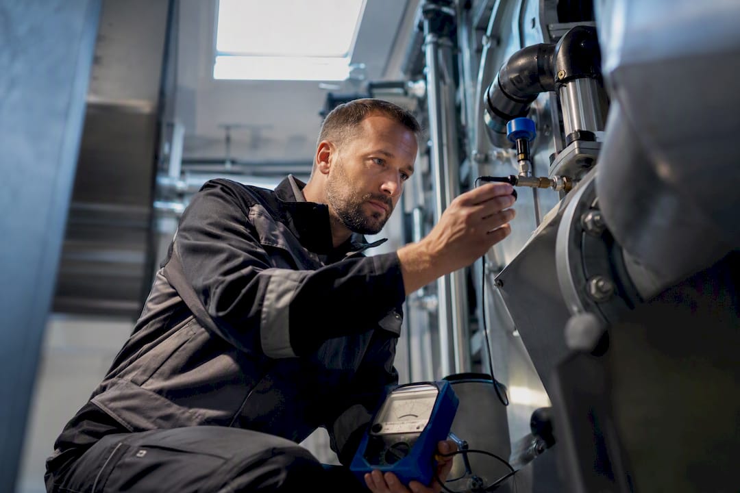 Die Prüfperson überprüft die industrielle Anlage