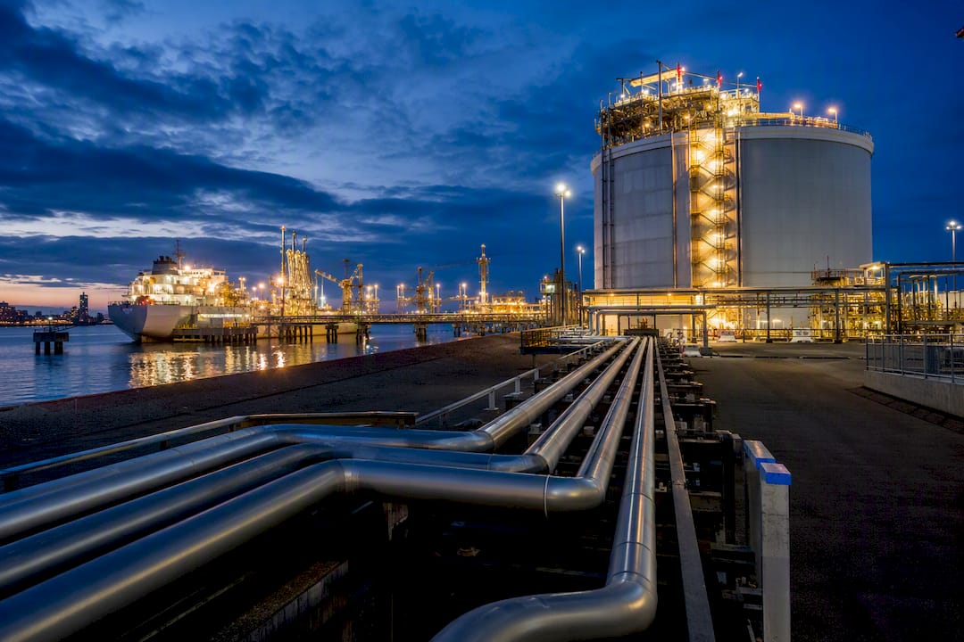 LNG-Terminal mit Speichertank im Industriehafen