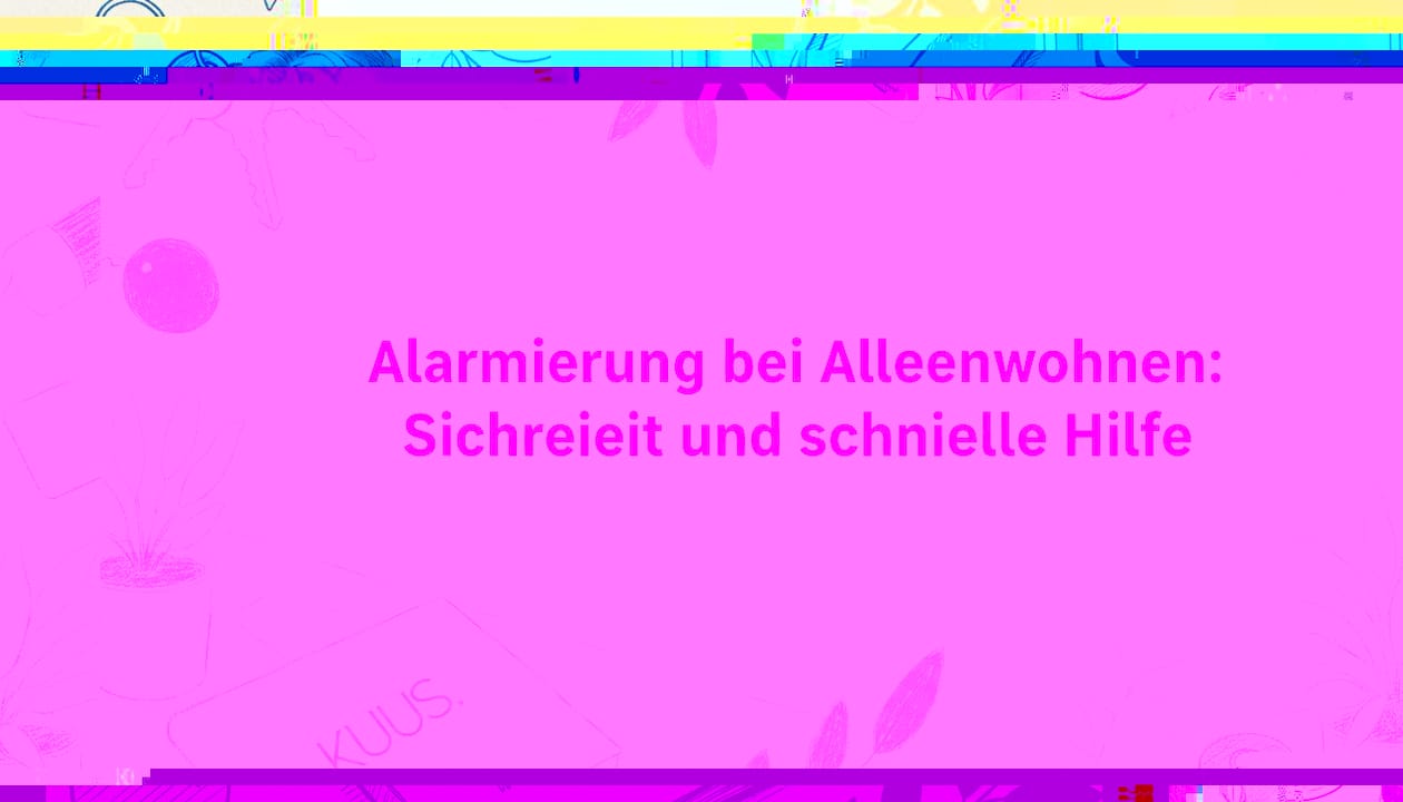 Eine ältere Dame sitzt mit ihrer Notrufuhr gemütlich im Wohnzimmer und liest.