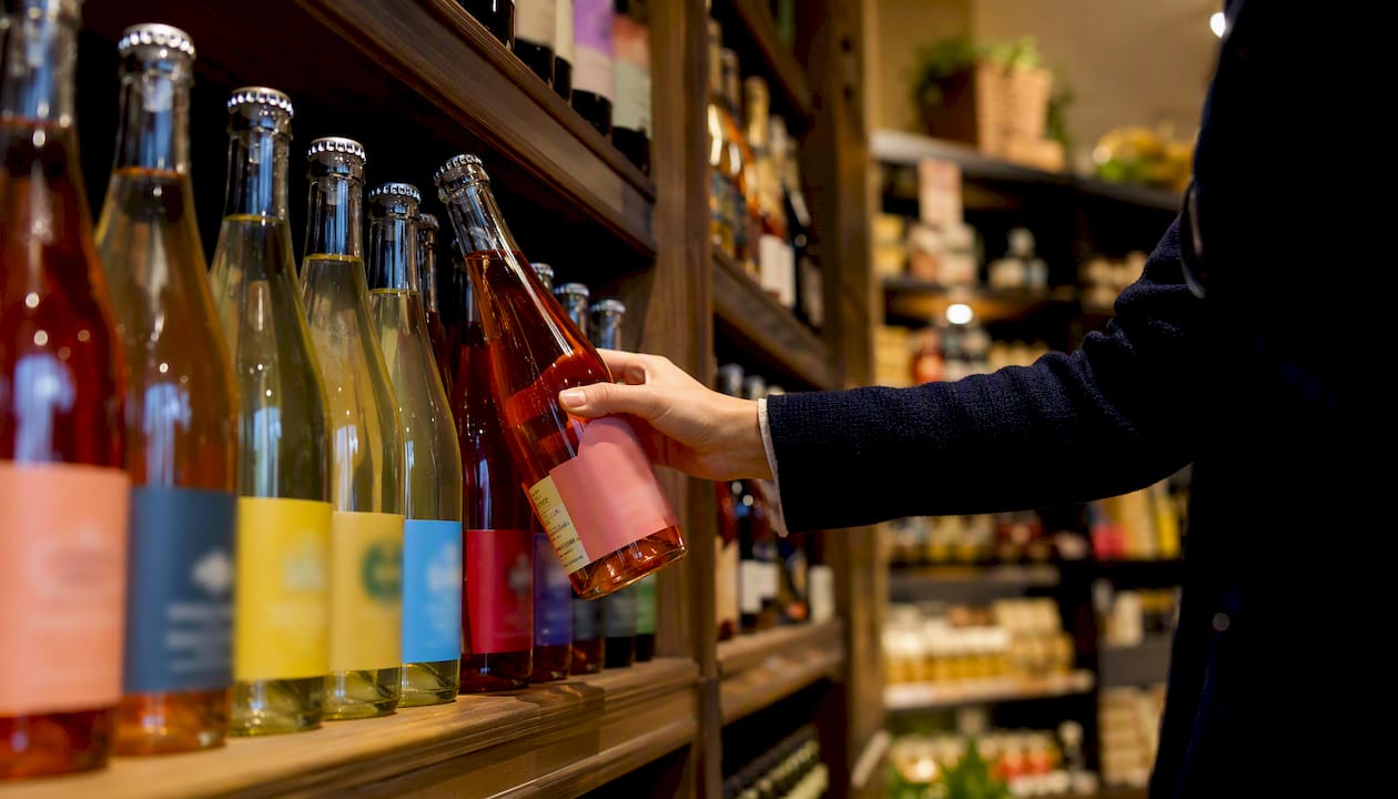 Verkaufsregal mit alkoholfreien französischen Getränken