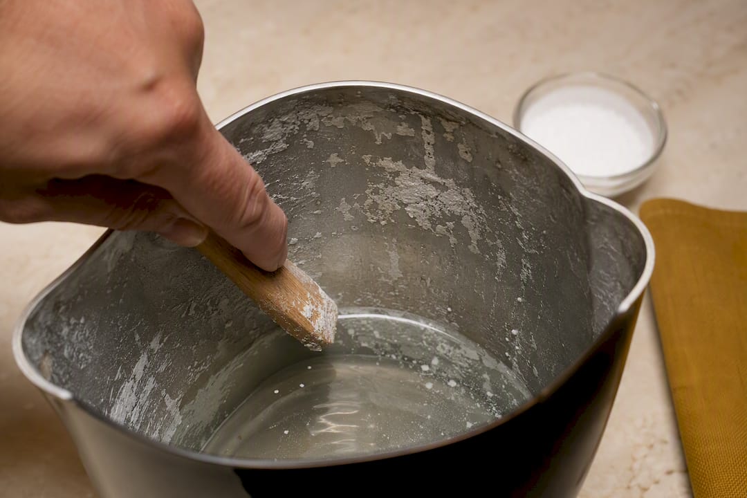 Kalkablagerungen im Wasserkocher werden beseitigt