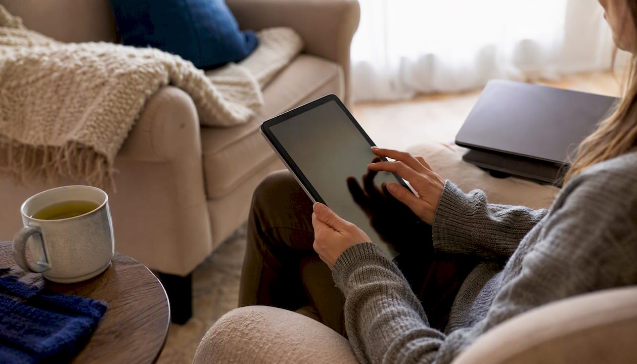 Hands scheduling risk assessment on tablet