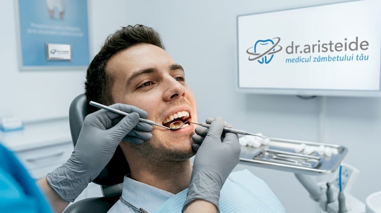 Igienistul dentar verifică dacă pacientul are depuneri de tartru pe dinți.