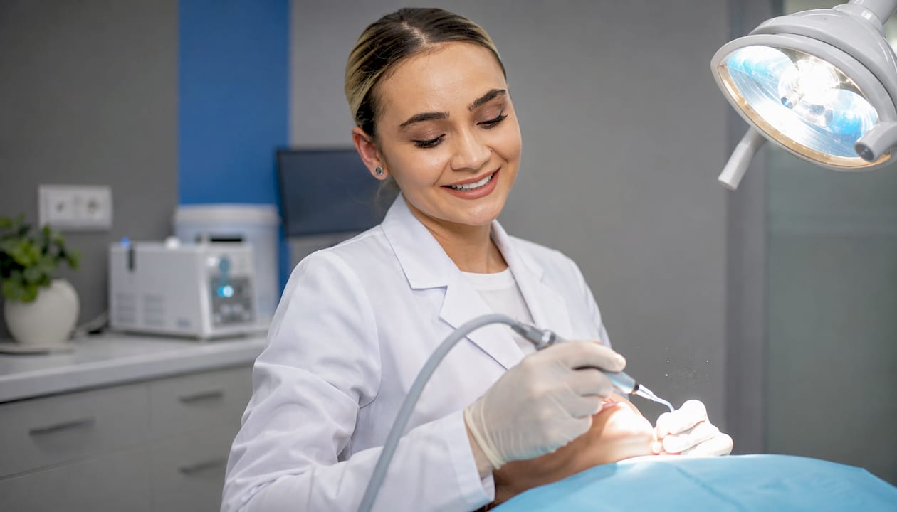 Detaliu cu piesa de mână a unui detartror ultrasonic