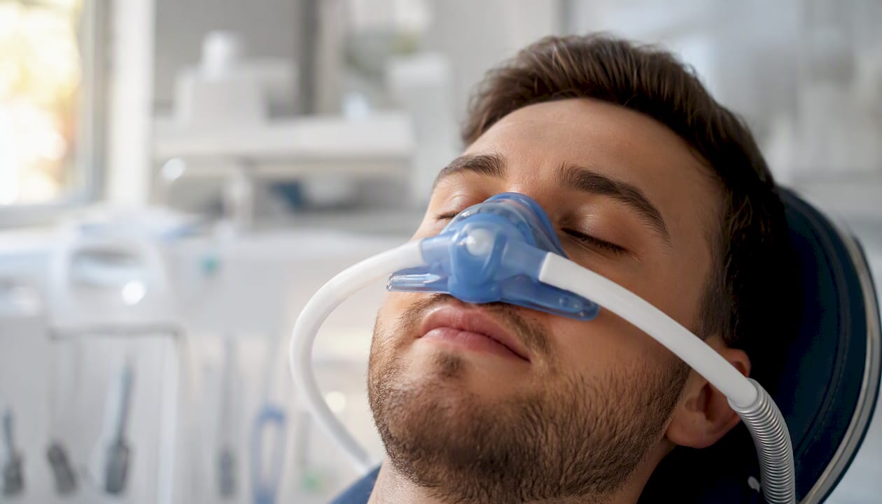 Pacientul beneficiază de sedare cu protoxid de azot