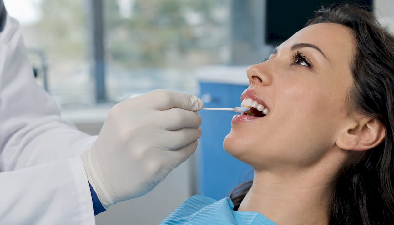 Aplicarea gelului anestezic local la nivelul gingiilor
