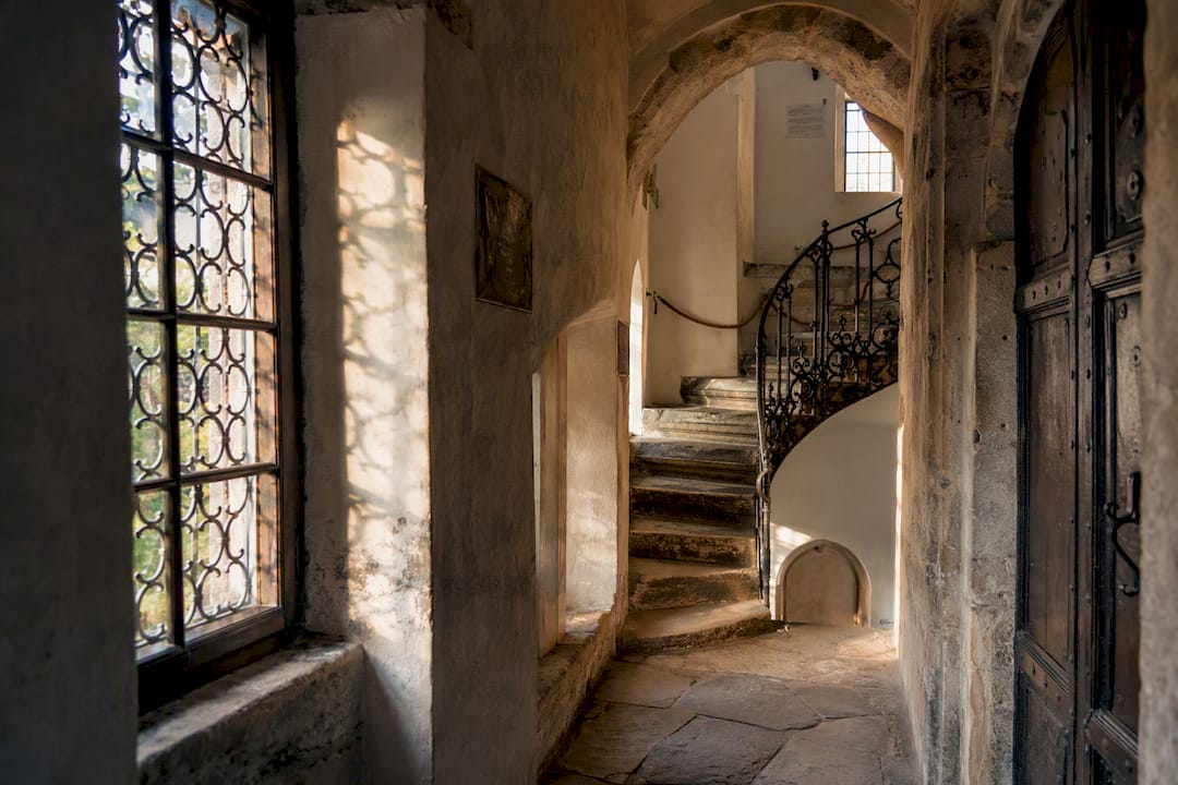 Scară spiralată și coridor de piatră în interiorul Castelului Bran