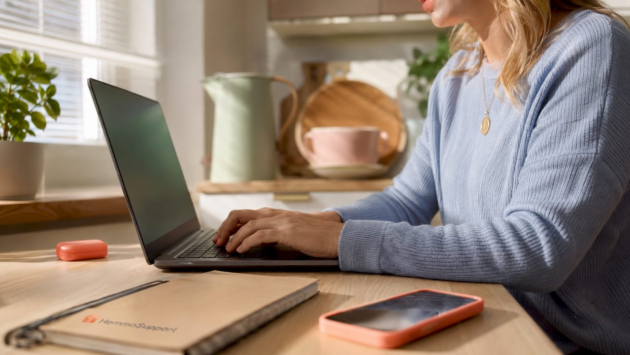 Ett par händer skriver på en laptop medan datorn genomsöks efter skadlig kod.