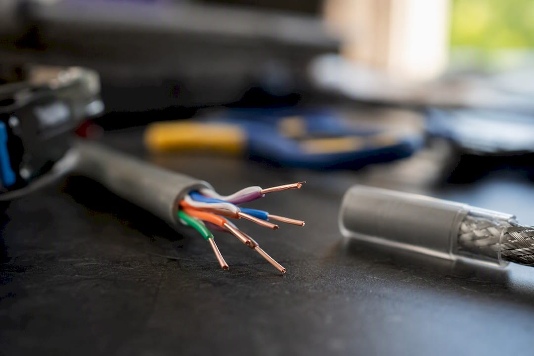 Närbild på massivt kopparledare i Cat6-kabel