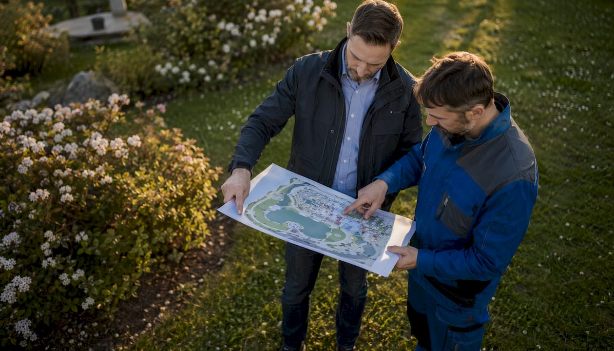 Der Parkleiter und der Elektriker stimmen sich zum geplanten Standort ab.