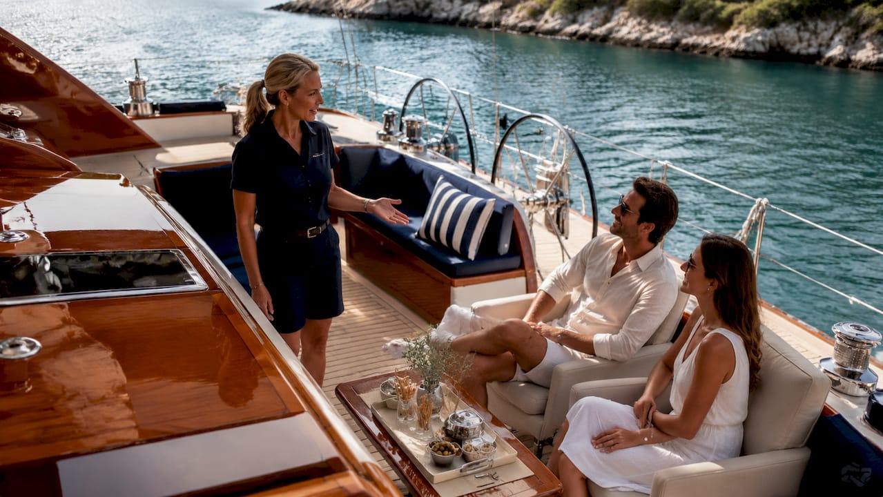 Equipaggio e ospiti si godono una vacanza da sogno a bordo di uno yacht di lusso.