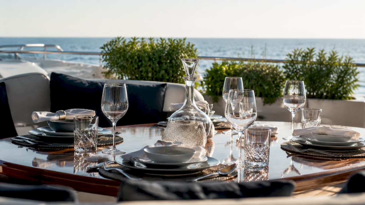 Una tavola raffinata, perfettamente allestita, a bordo di uno yacht esclusivo