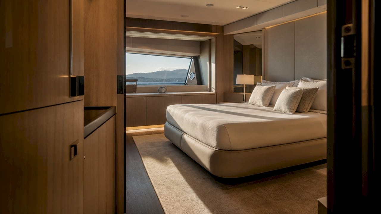 Vista laterale degli interni di una cabina privata a bordo di un moderno yacht